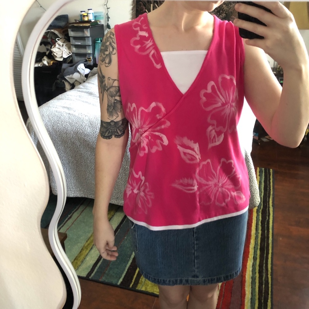“Carolyn Taylor” Pink tank top with a V-neckline and hibiscus flower details - Picture 3 of 7